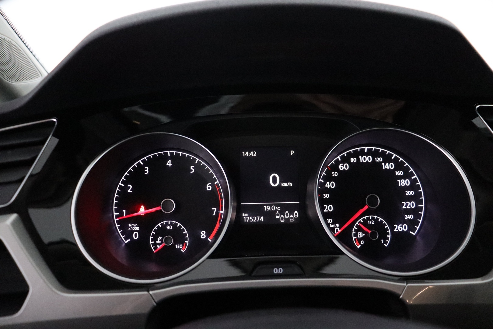 VOLKSWAGEN Touran 2016