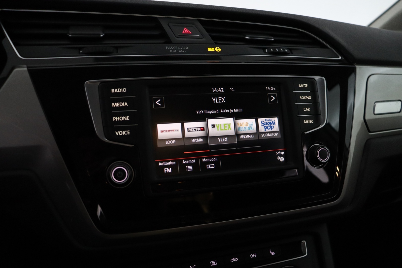 VOLKSWAGEN Touran 2016