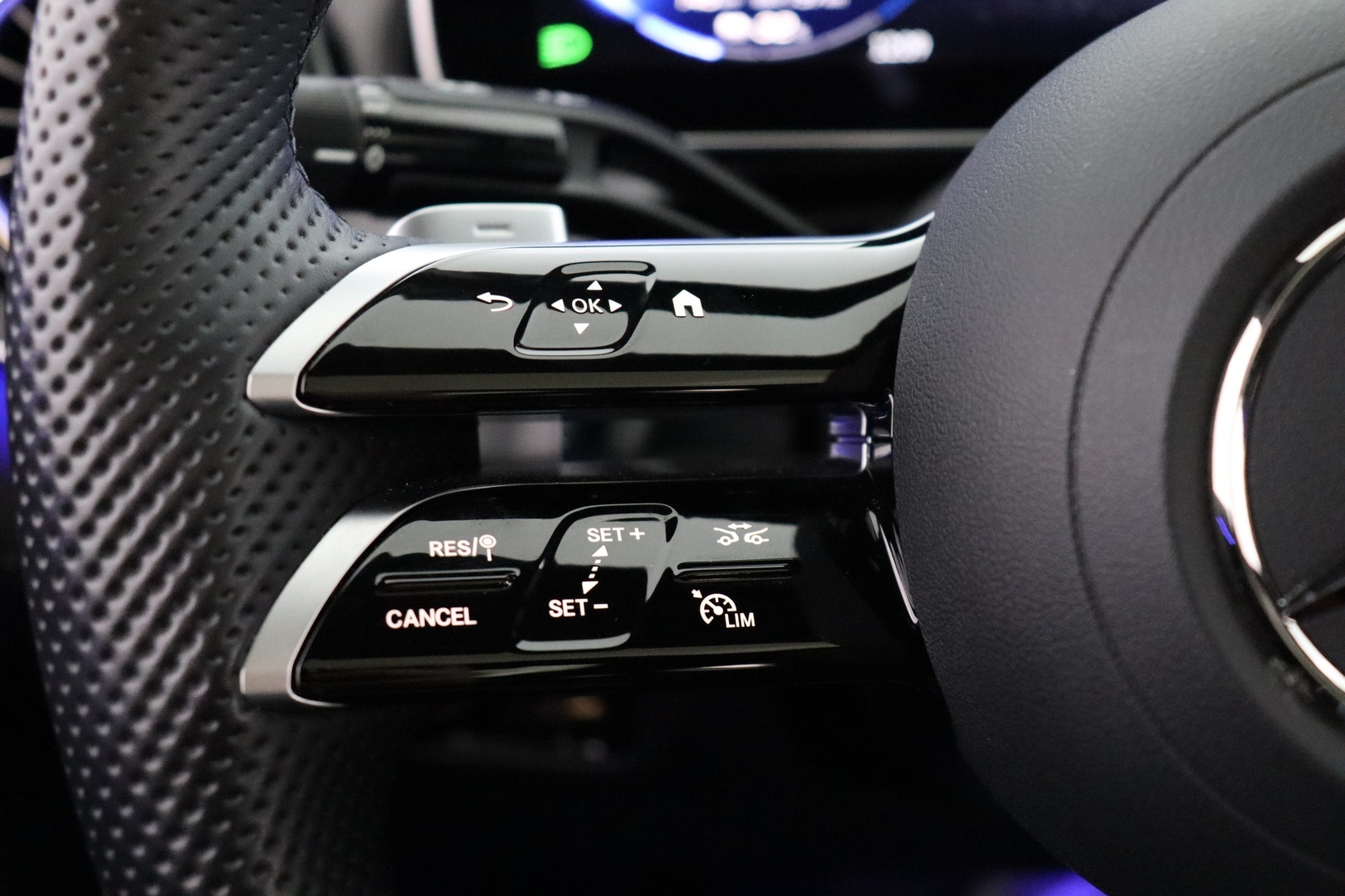 MERCEDES-BENZ EQE 2024