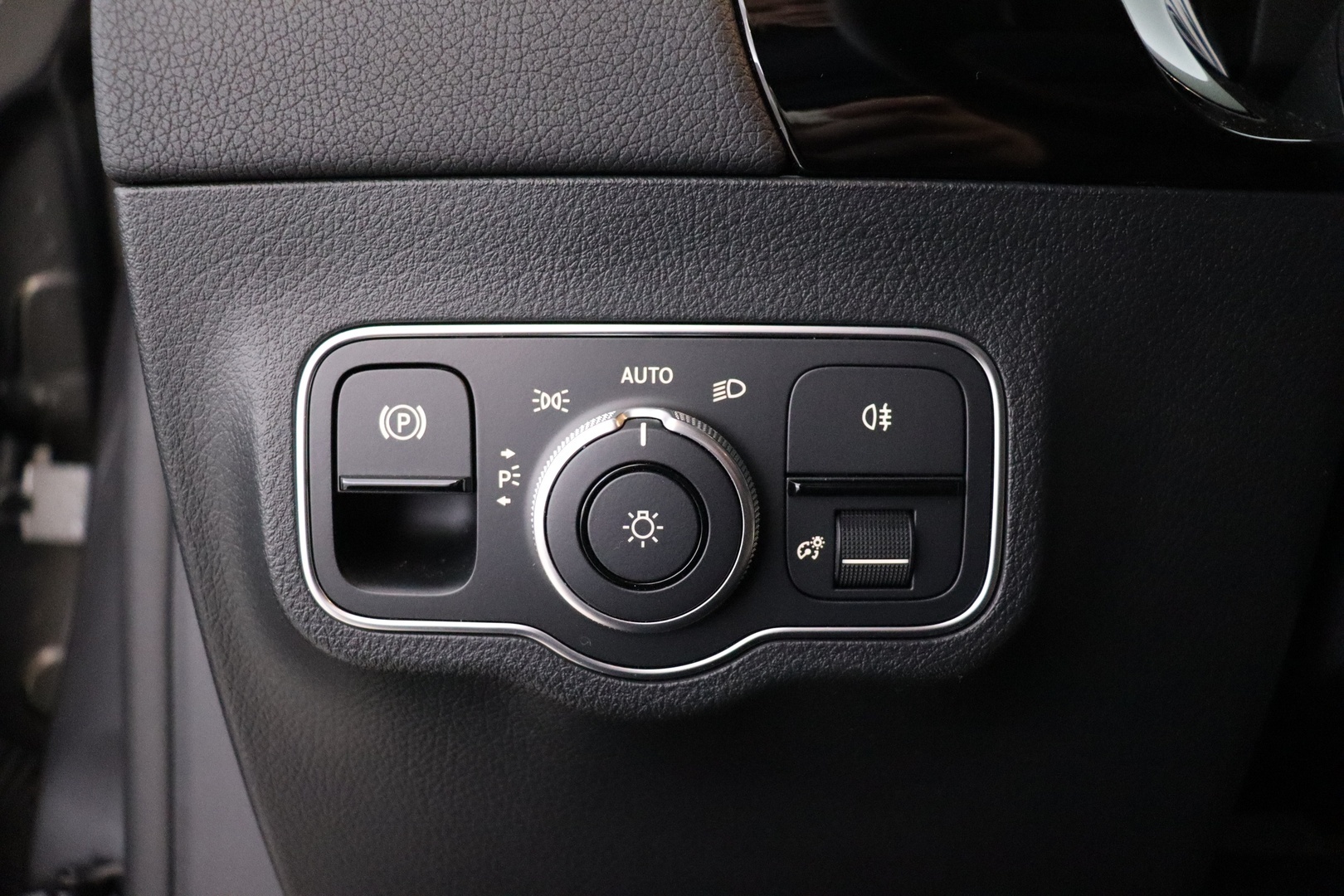 MERCEDES-BENZ EQA 2023