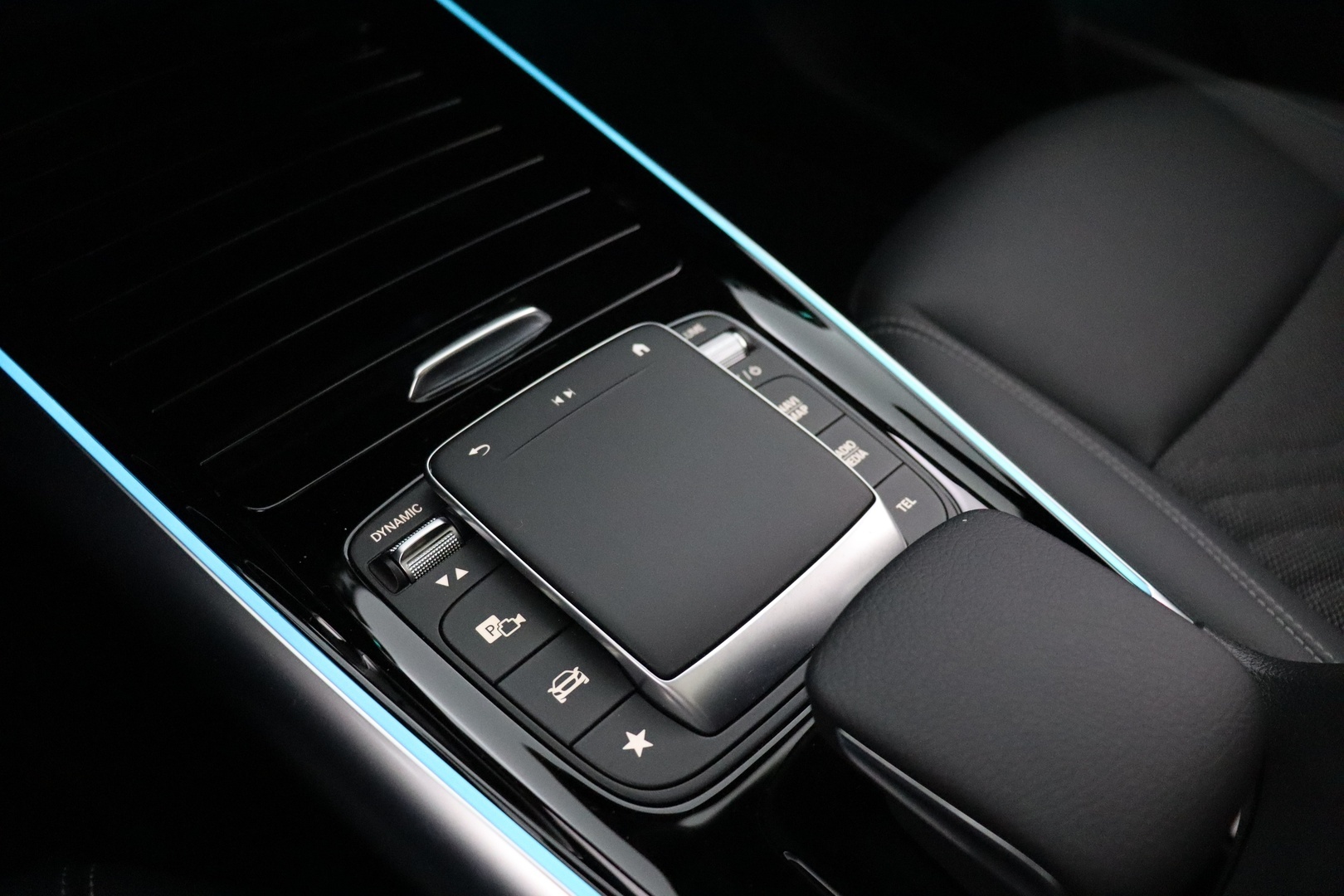 MERCEDES-BENZ EQA 2023