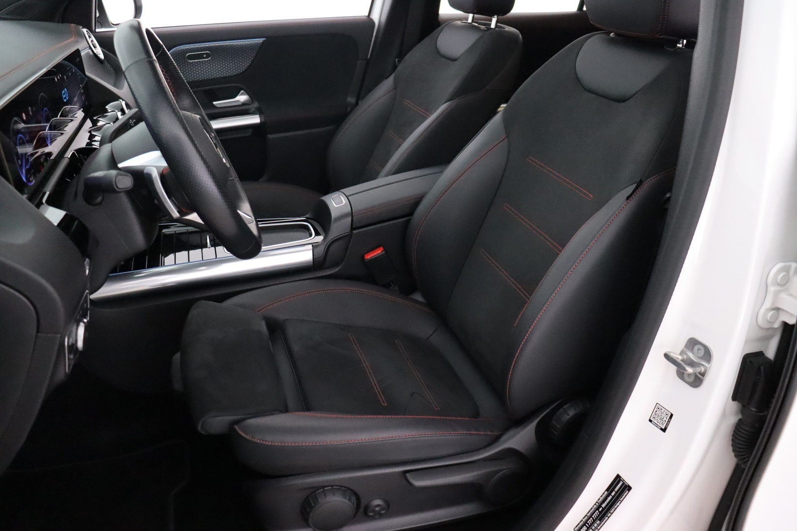 MERCEDES-BENZ EQA 2024