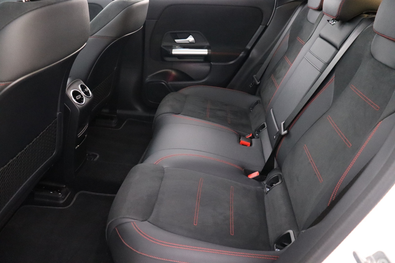 MERCEDES-BENZ EQA 2024