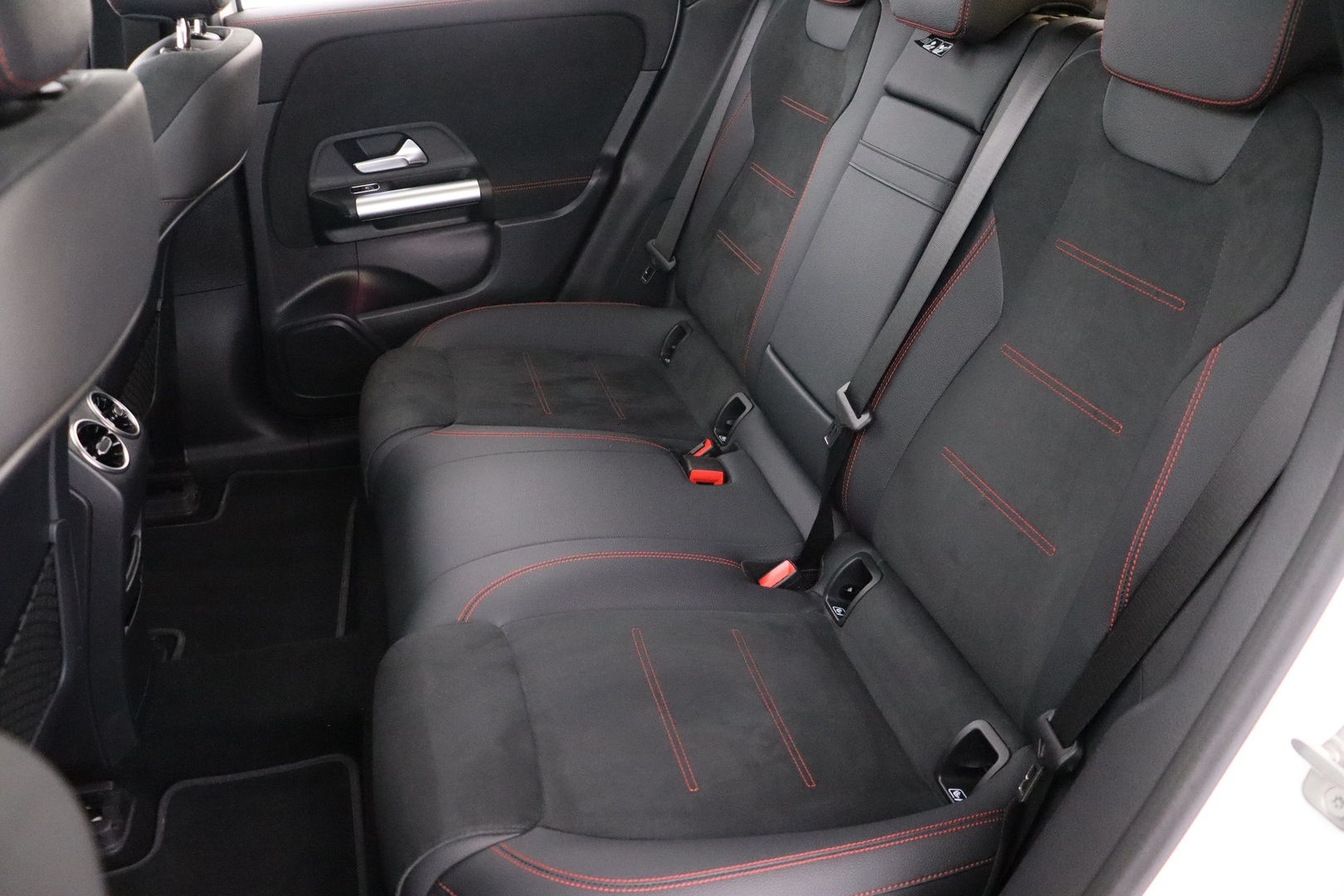 MERCEDES-BENZ EQA 2024