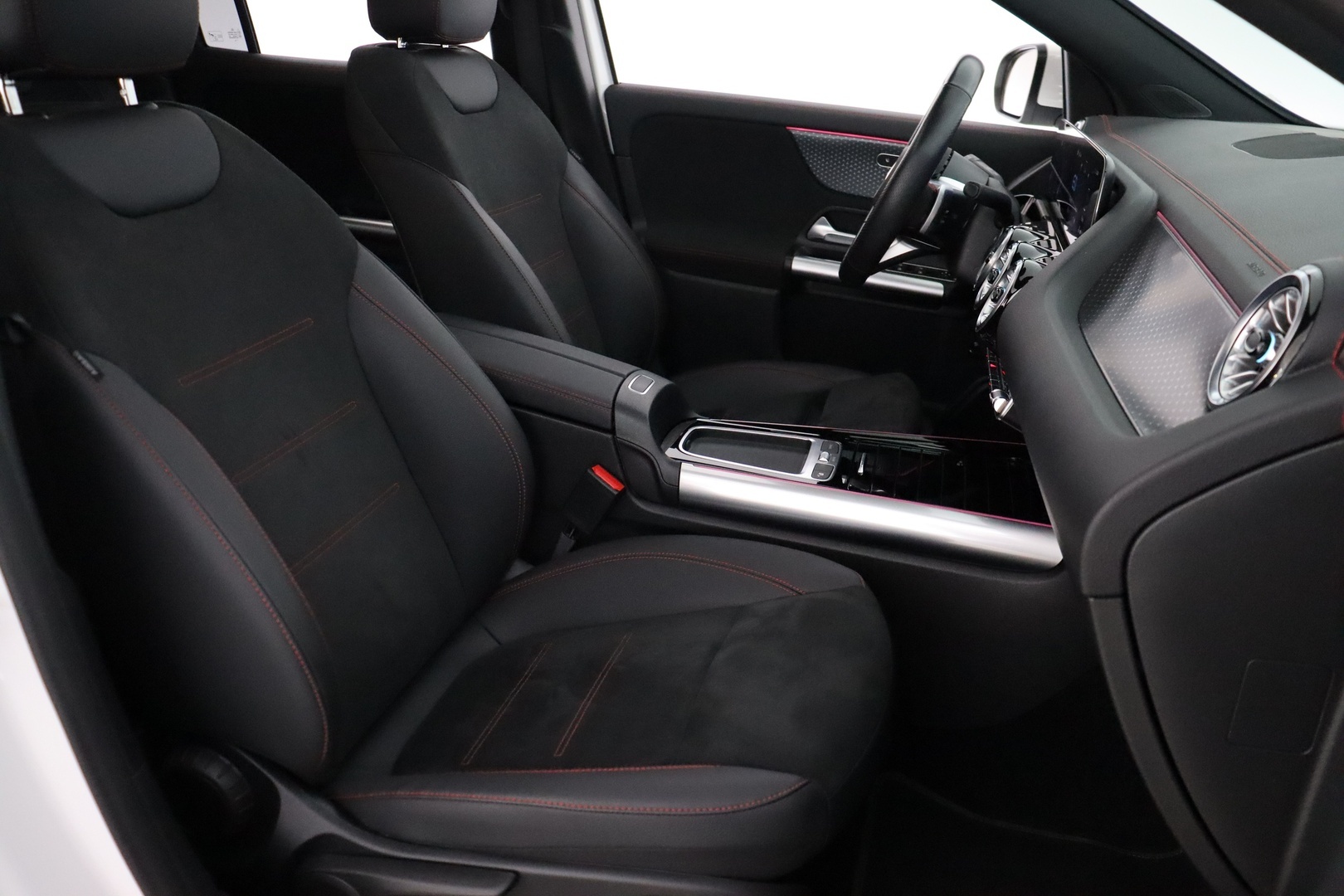 MERCEDES-BENZ EQA 2024