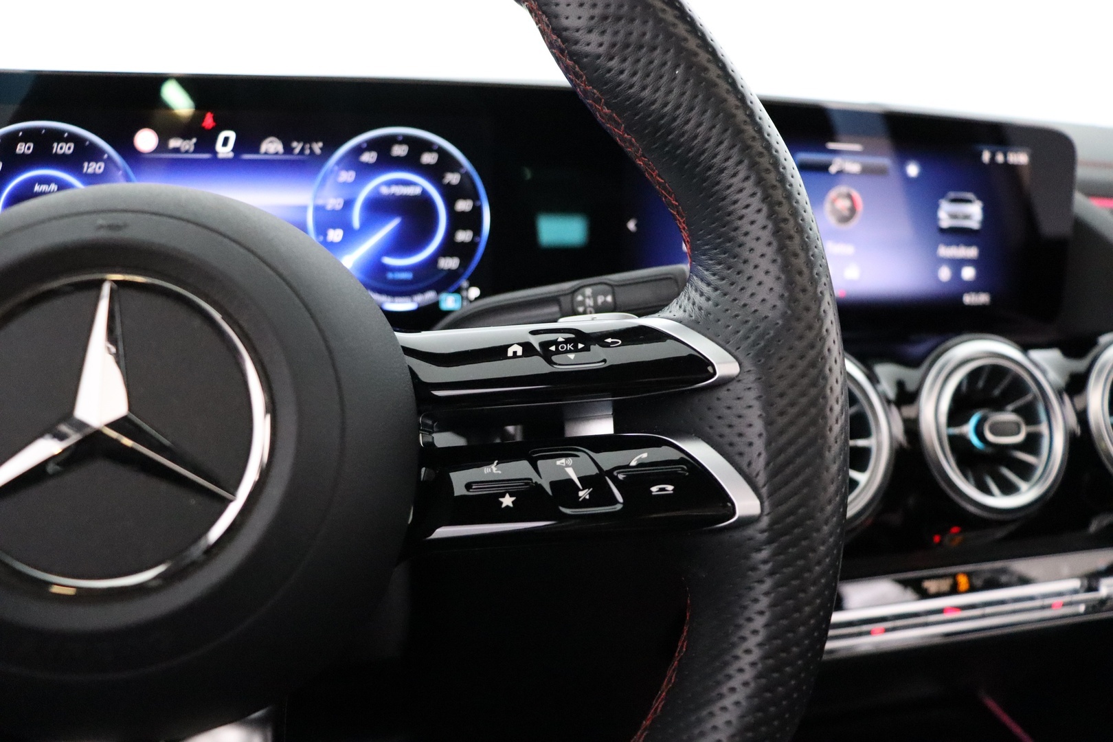 MERCEDES-BENZ EQA 2024