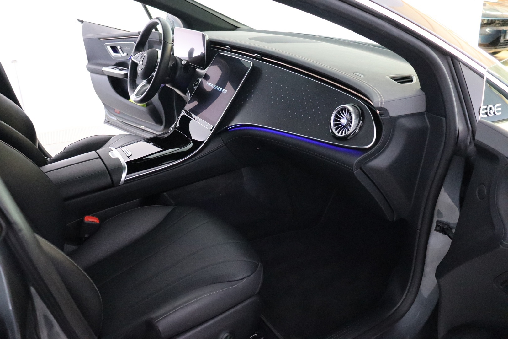 MERCEDES-BENZ EQE 2024