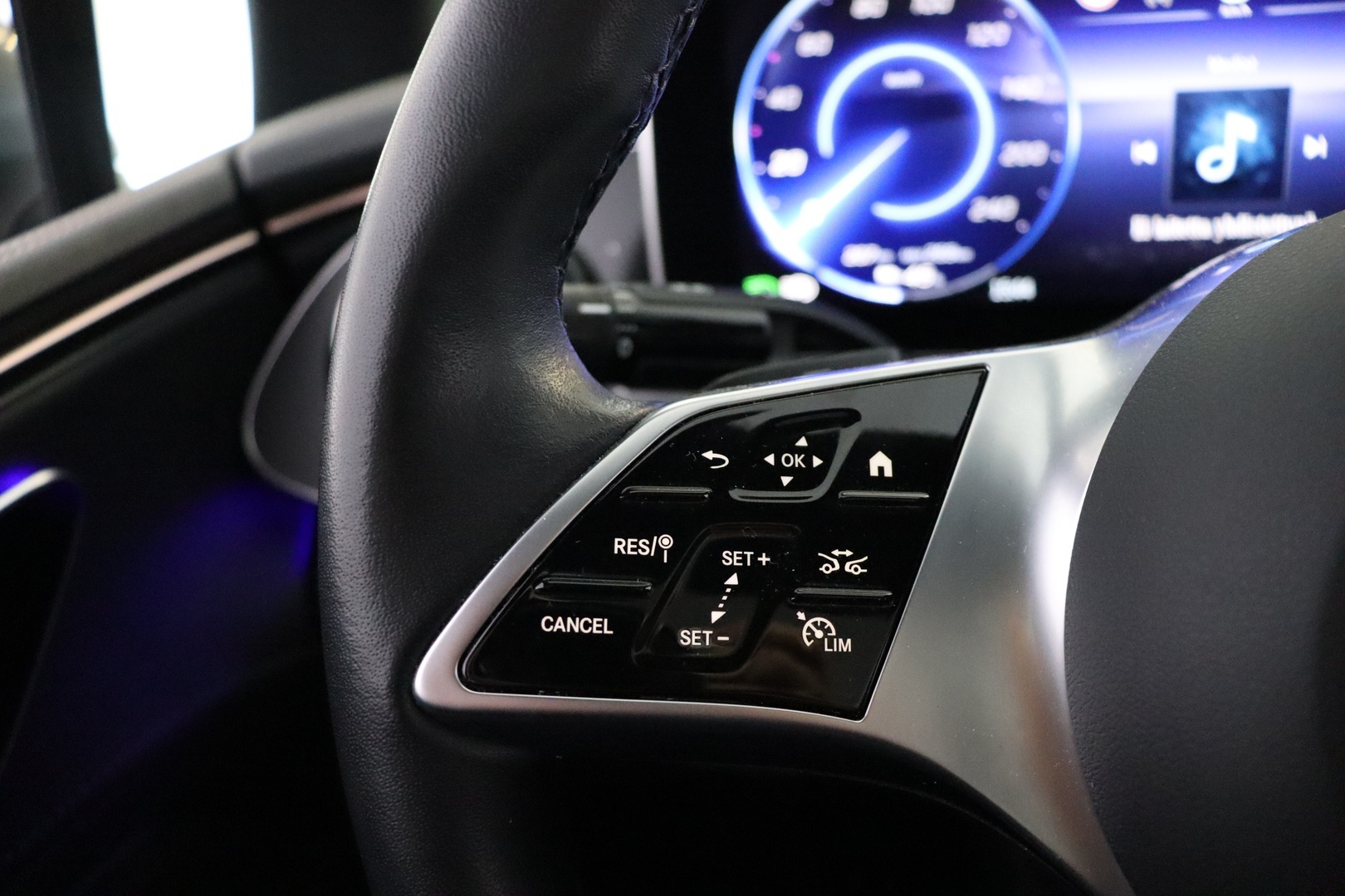 MERCEDES-BENZ EQE 2024