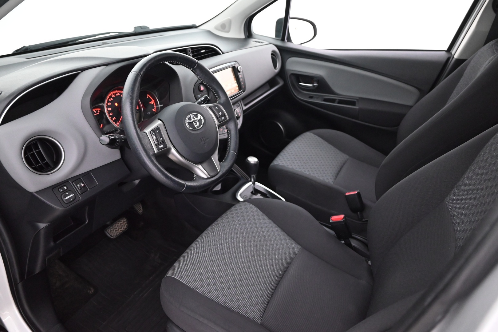 TOYOTA Yaris 2015