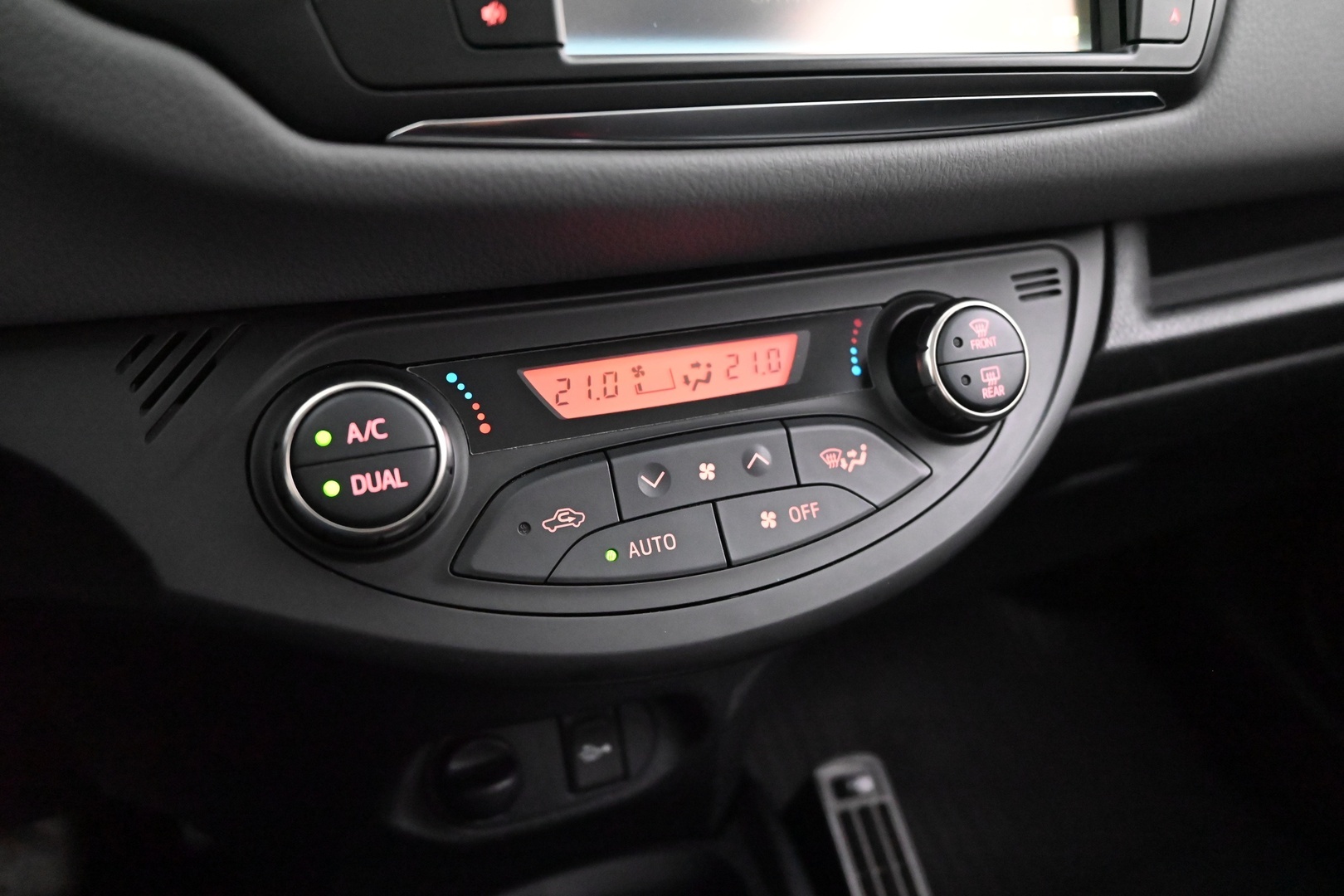 TOYOTA Yaris 2015