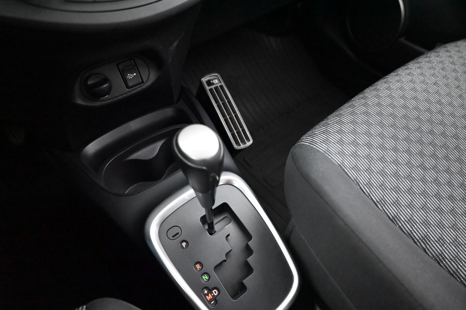 TOYOTA Yaris 2015