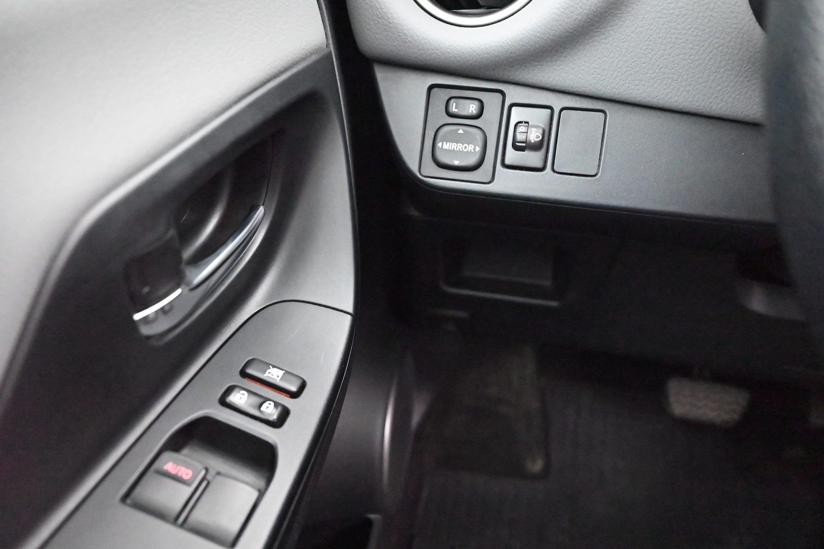 TOYOTA Yaris 2015