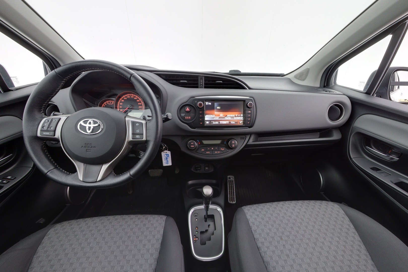 TOYOTA Yaris 2015