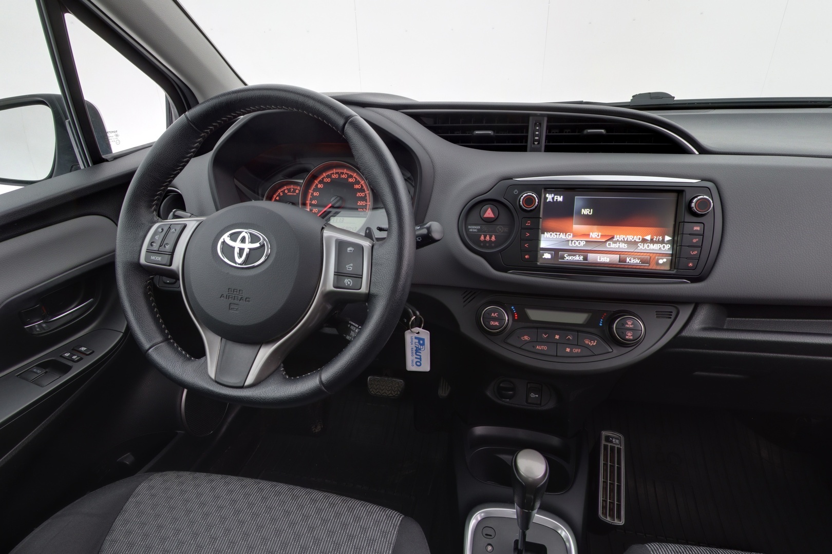TOYOTA Yaris 2015