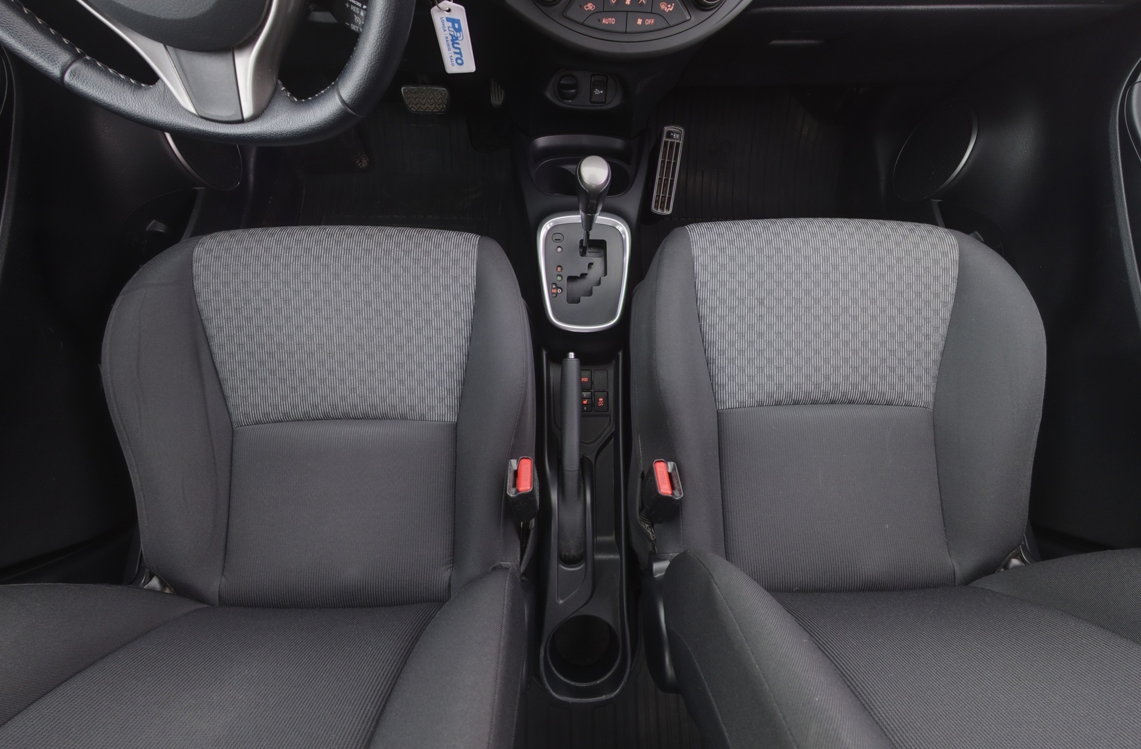 TOYOTA Yaris 2015