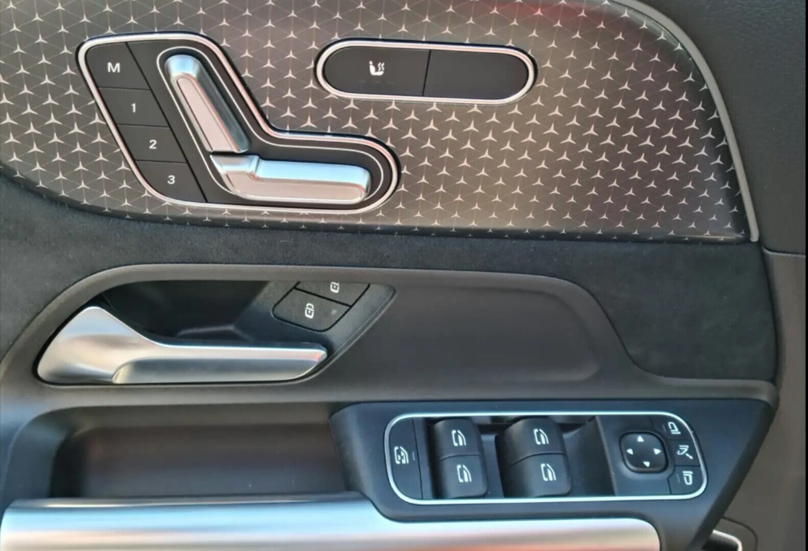 MERCEDES-BENZ EQA 2024