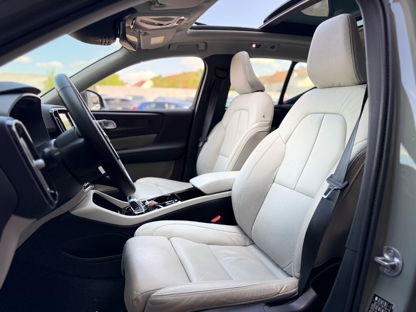 VOLVO XC40 2023