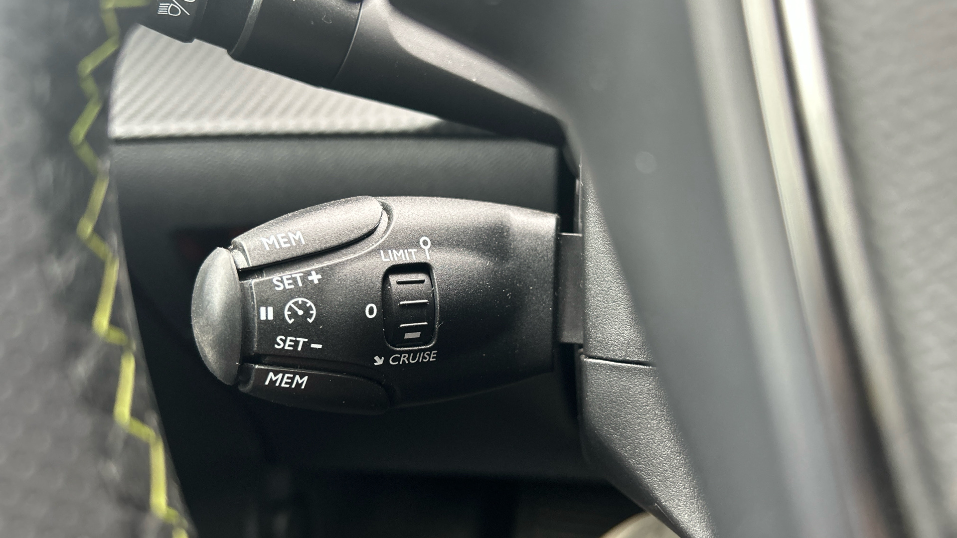 PEUGEOT e-208 2023