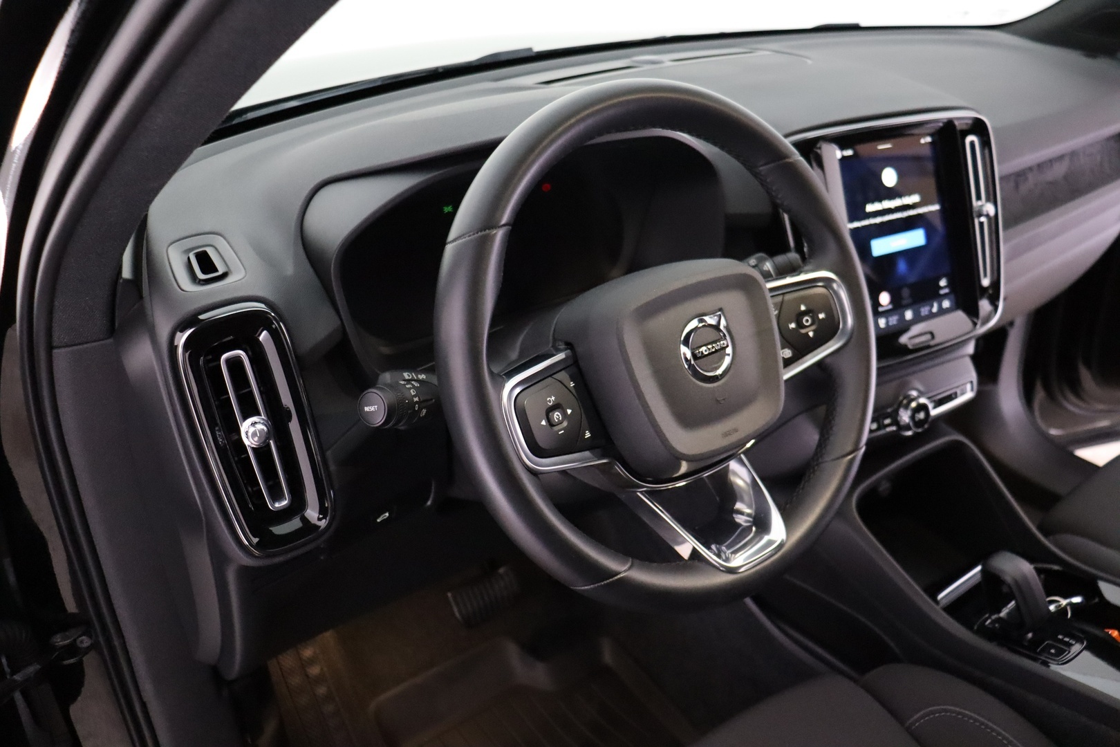 VOLVO XC40 2023