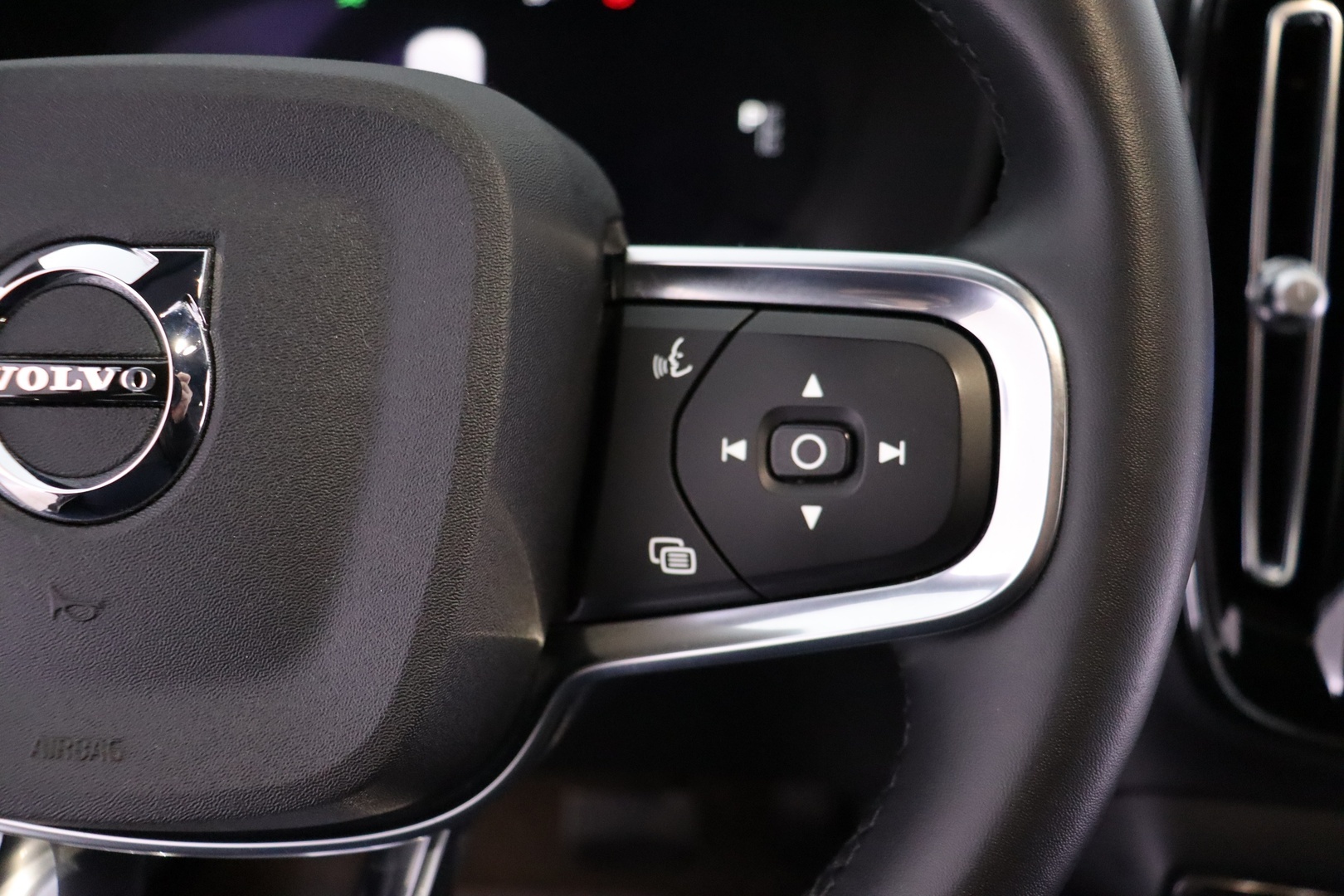 VOLVO XC40 2023