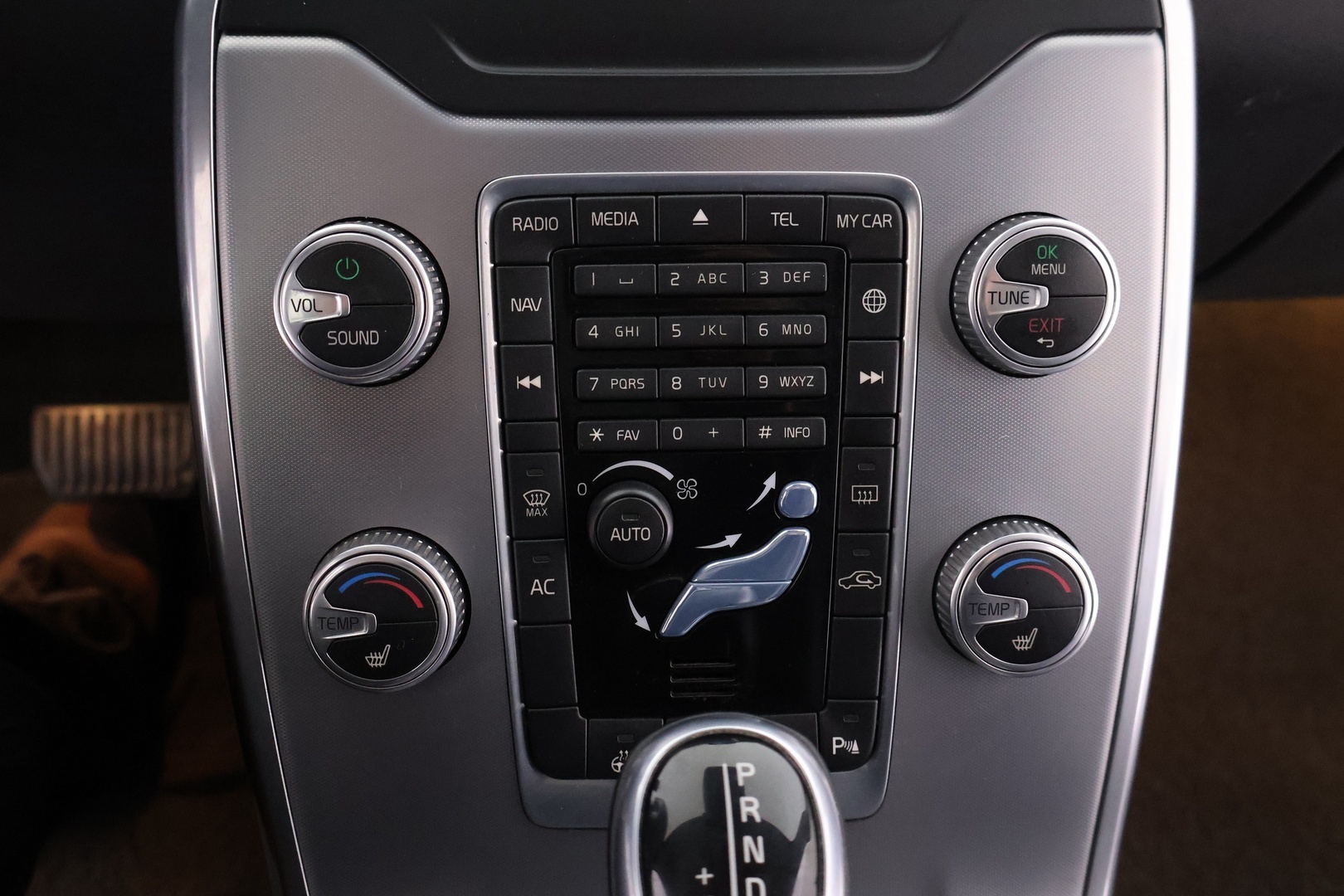 VOLVO V70 2015