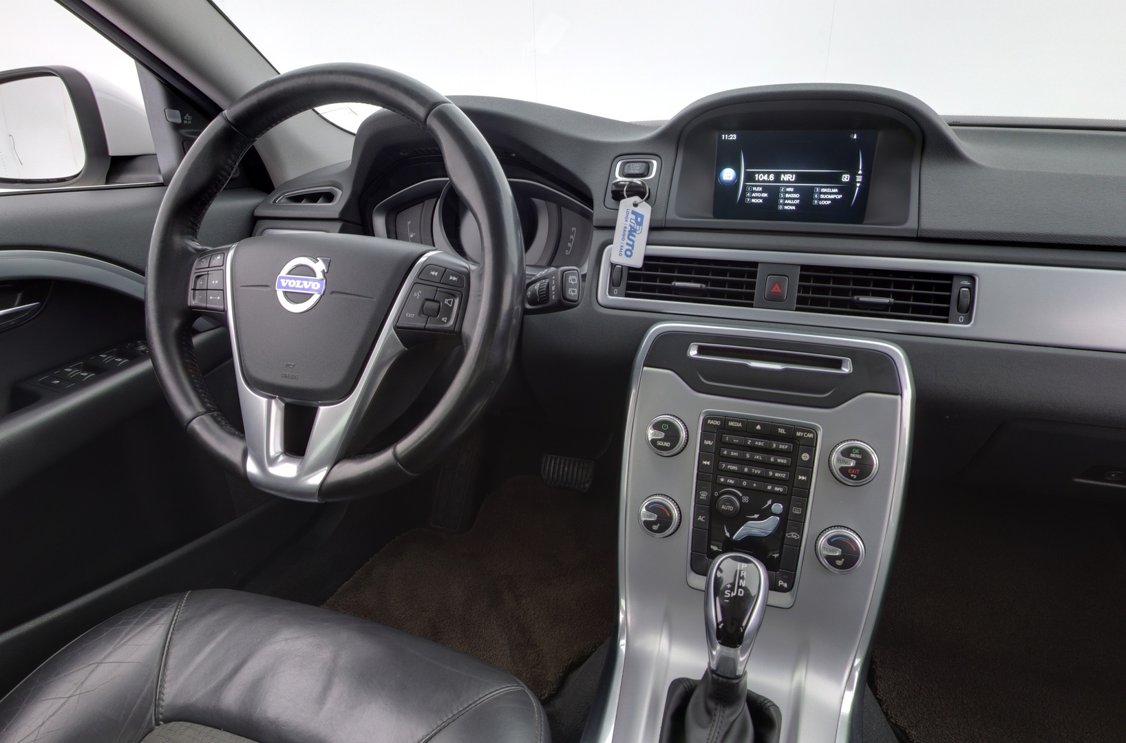 VOLVO V70 2015