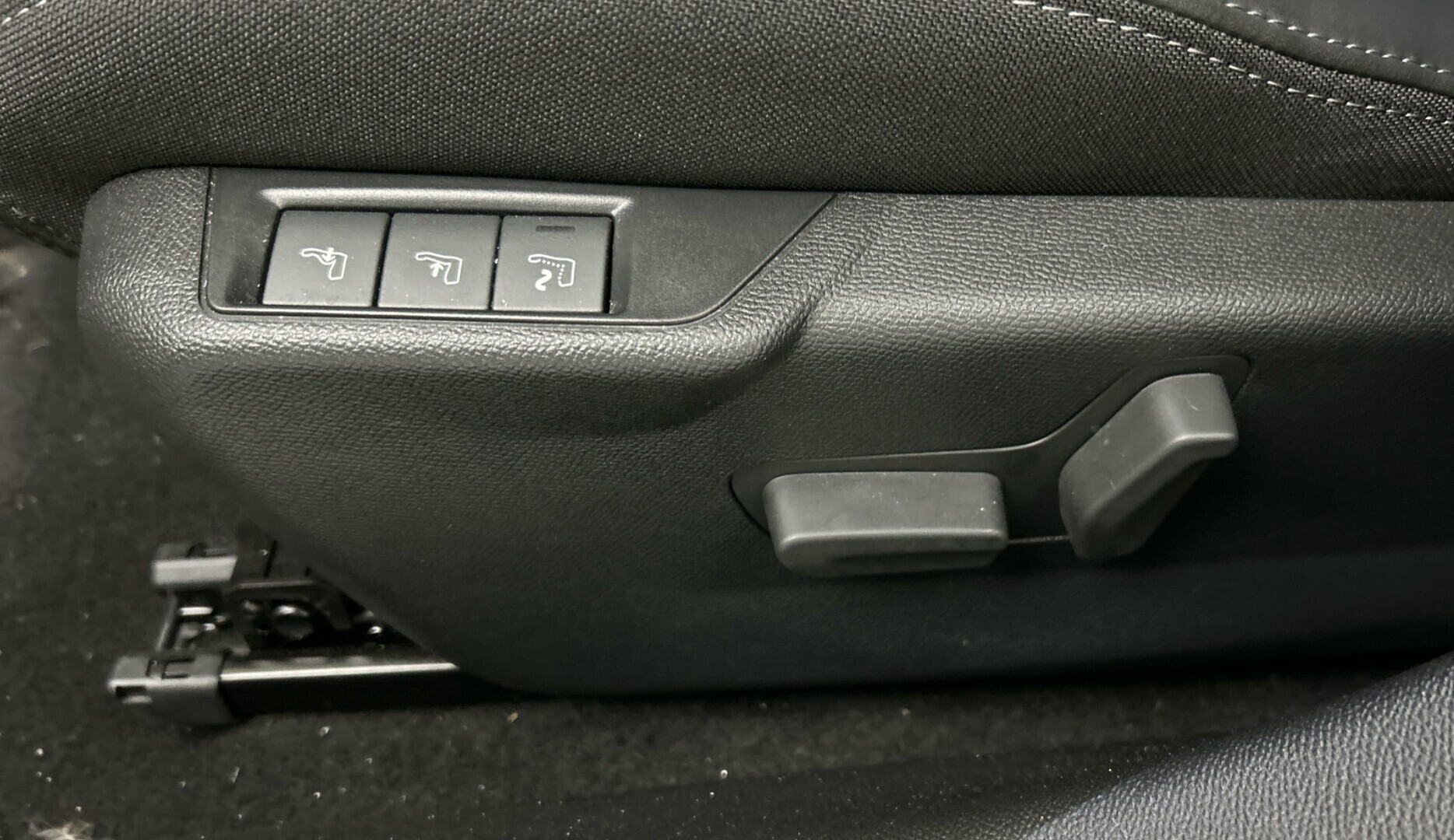PEUGEOT e-208 2025