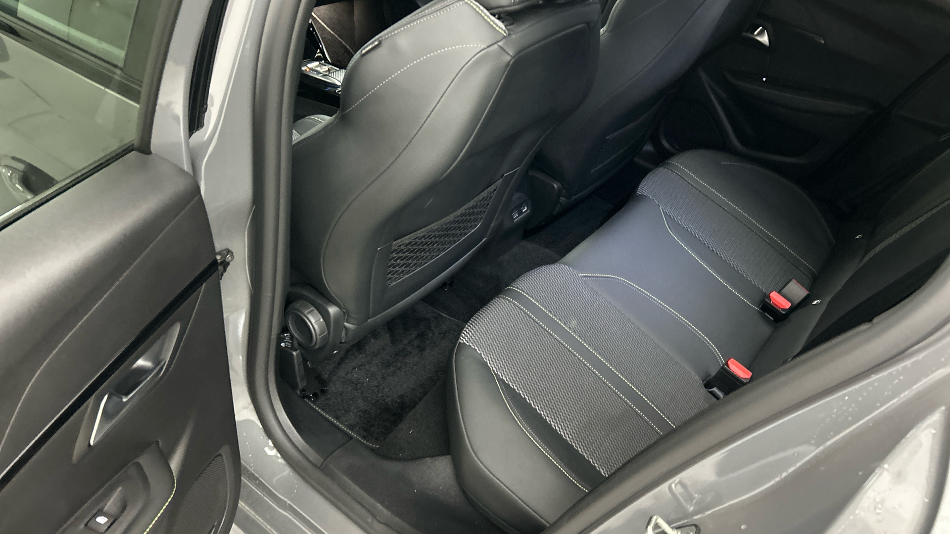PEUGEOT e-208 2025