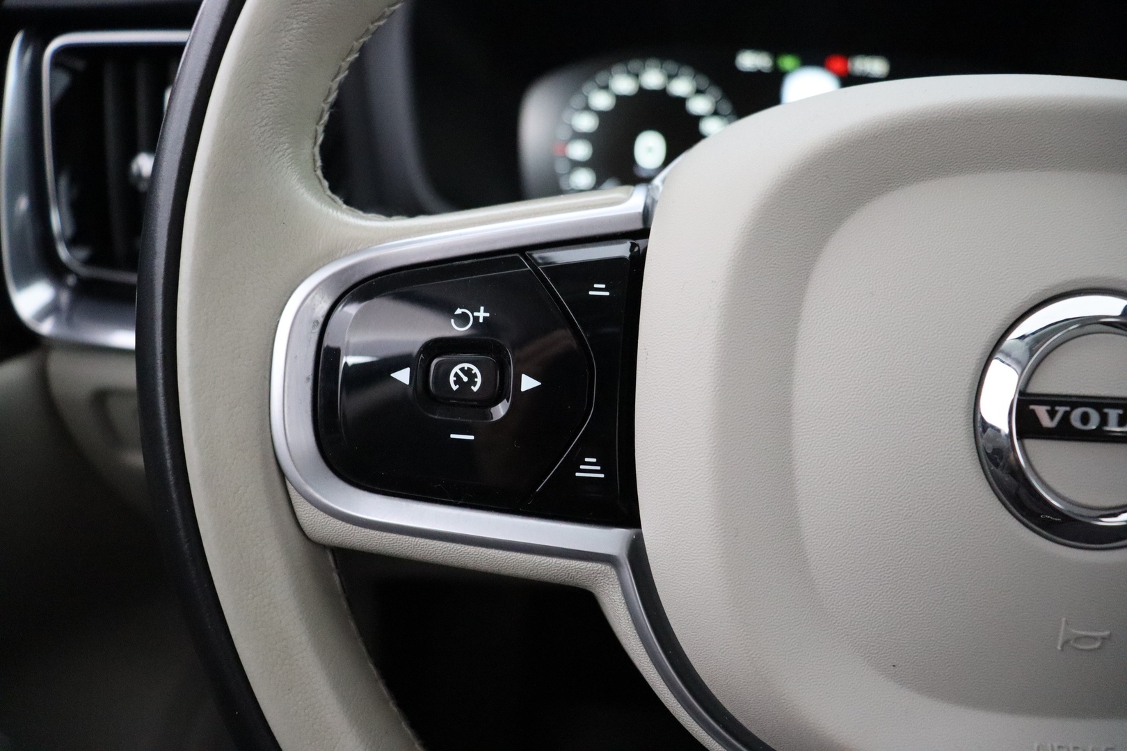 VOLVO V60 2020