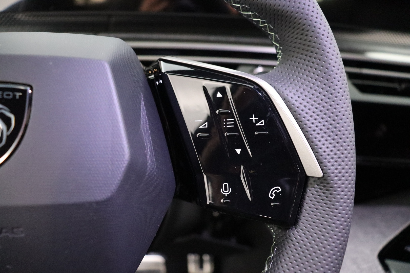 PEUGEOT E-3008 2026