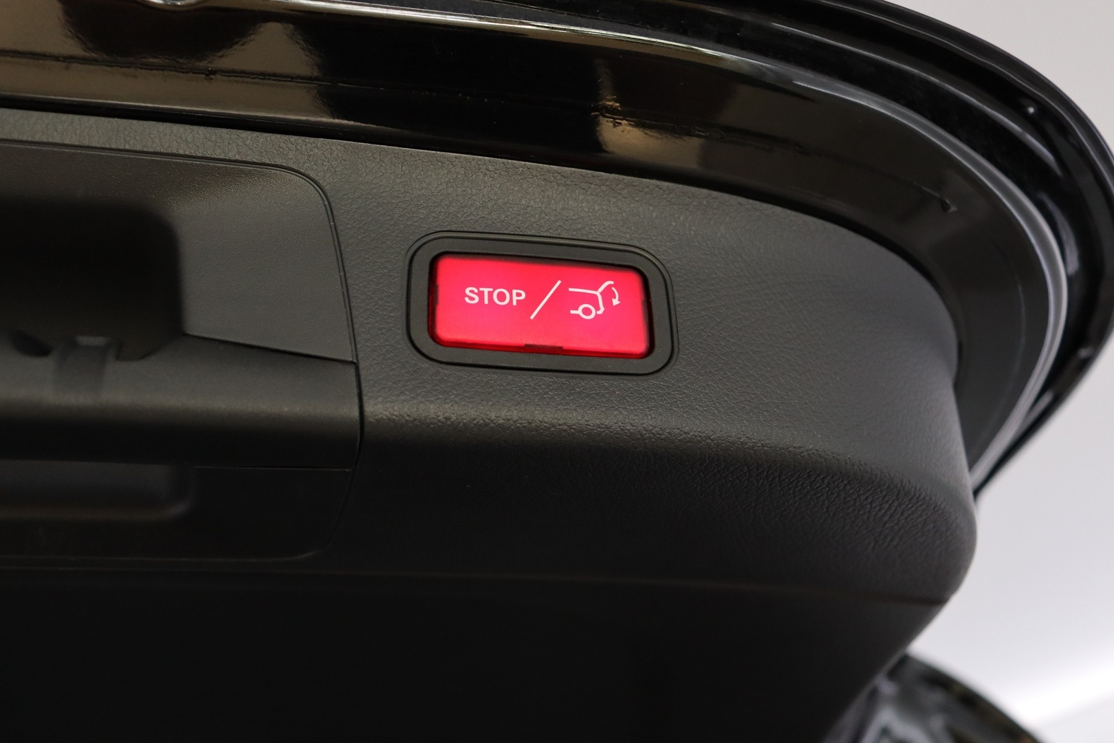 MERCEDES-BENZ EQA 2024