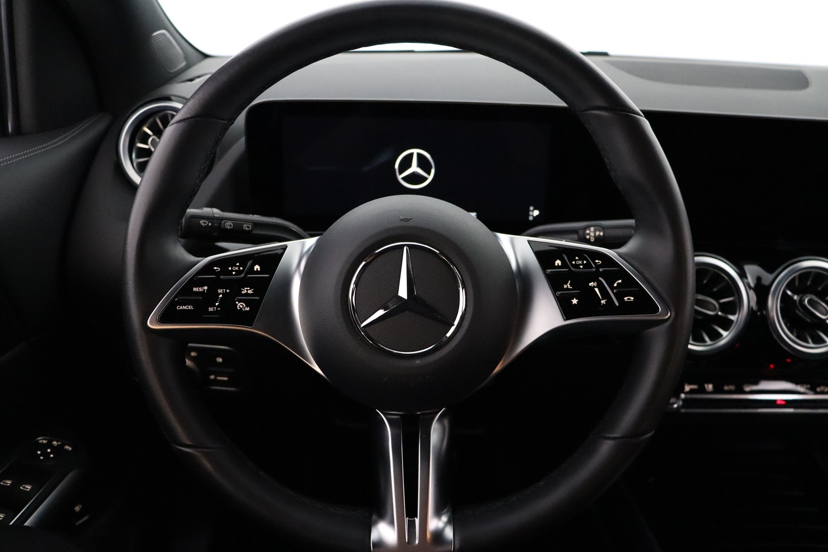 MERCEDES-BENZ EQA 2024