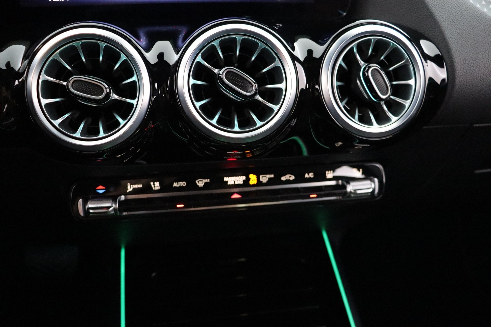 MERCEDES-BENZ EQA 2024