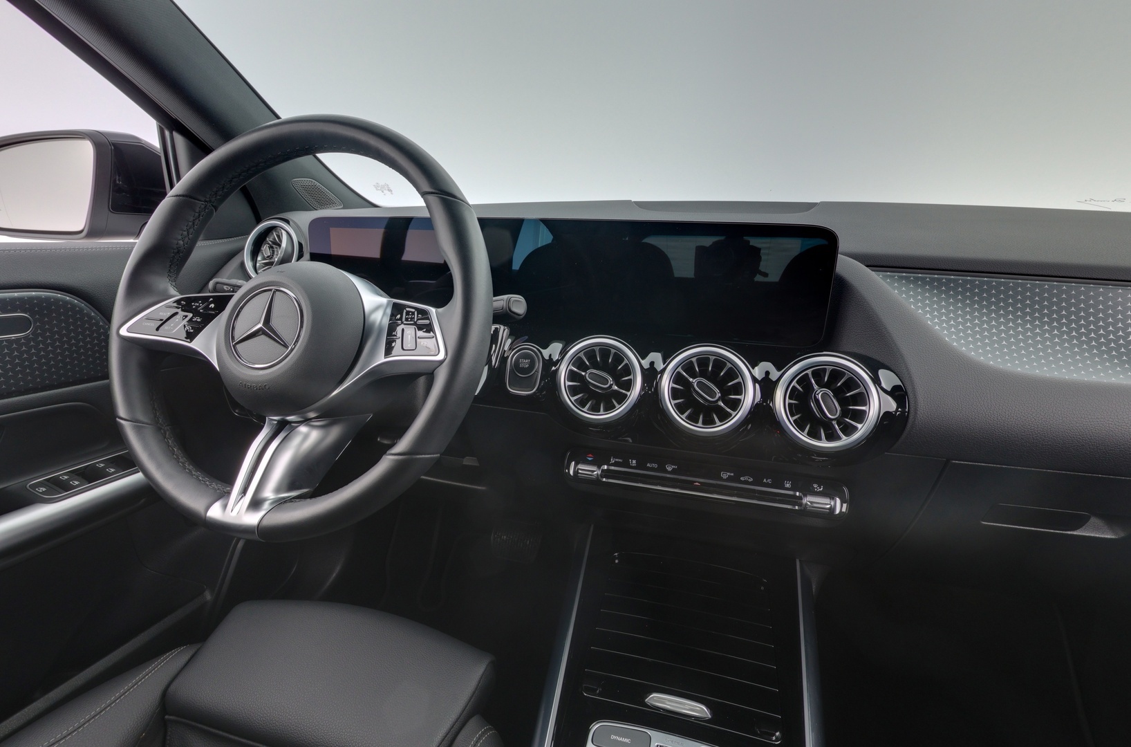 MERCEDES-BENZ EQA 2024