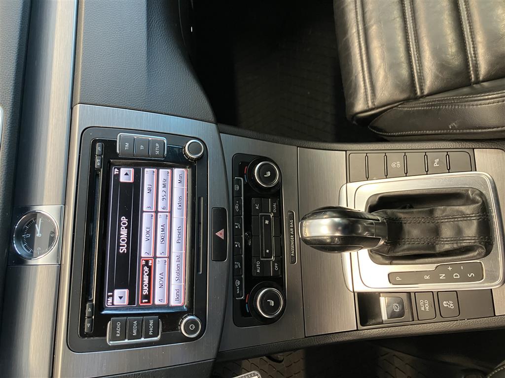 VOLKSWAGEN Passat 2011