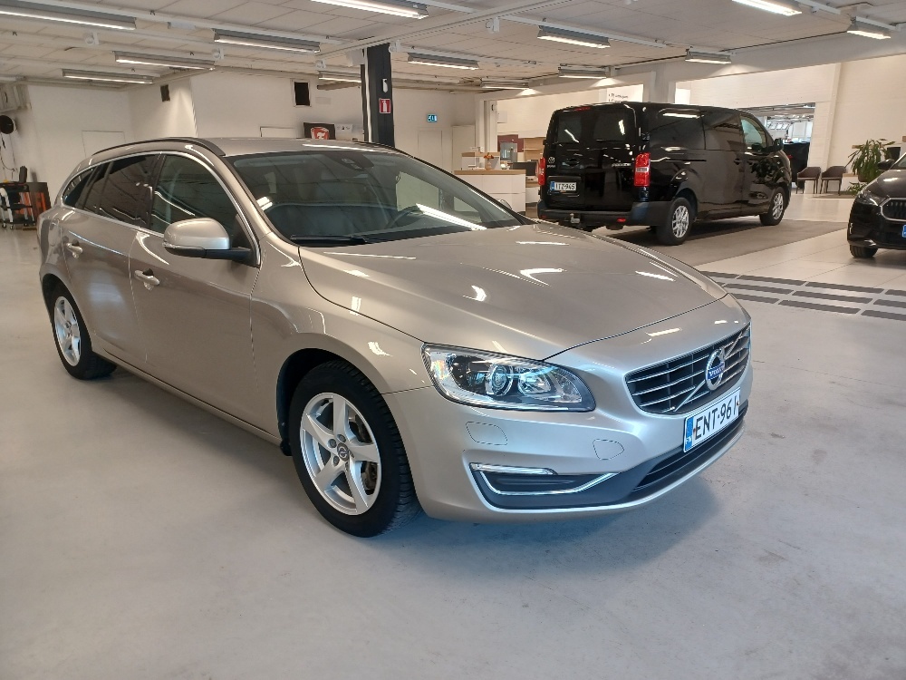 VOLVO V60 2015