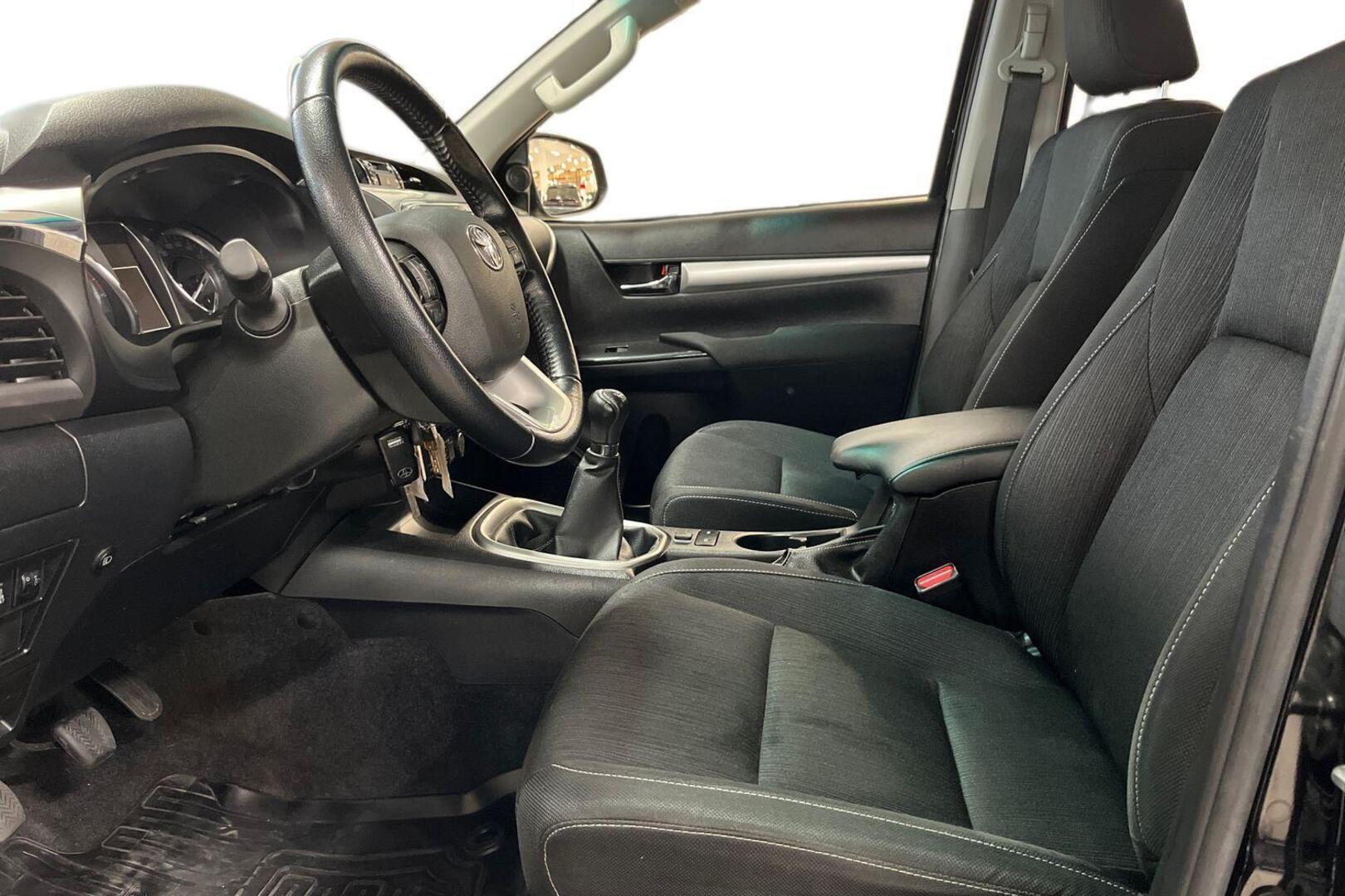 TOYOTA HILUX 8