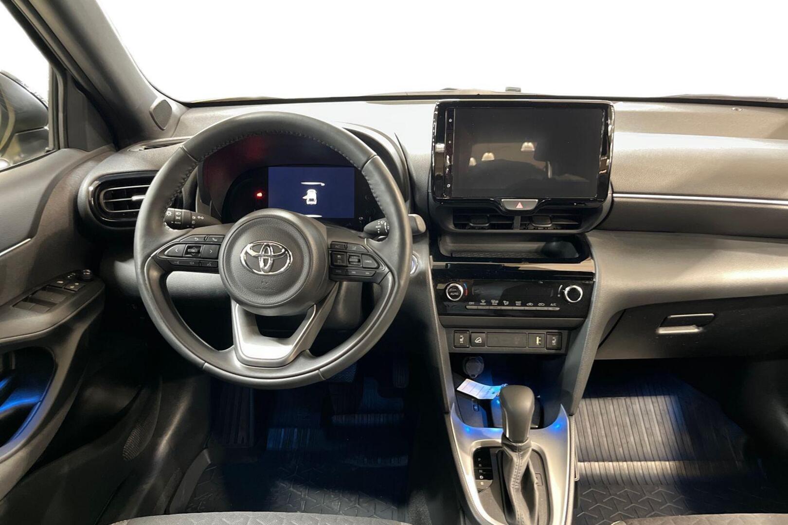 TOYOTA Yaris Cross 12