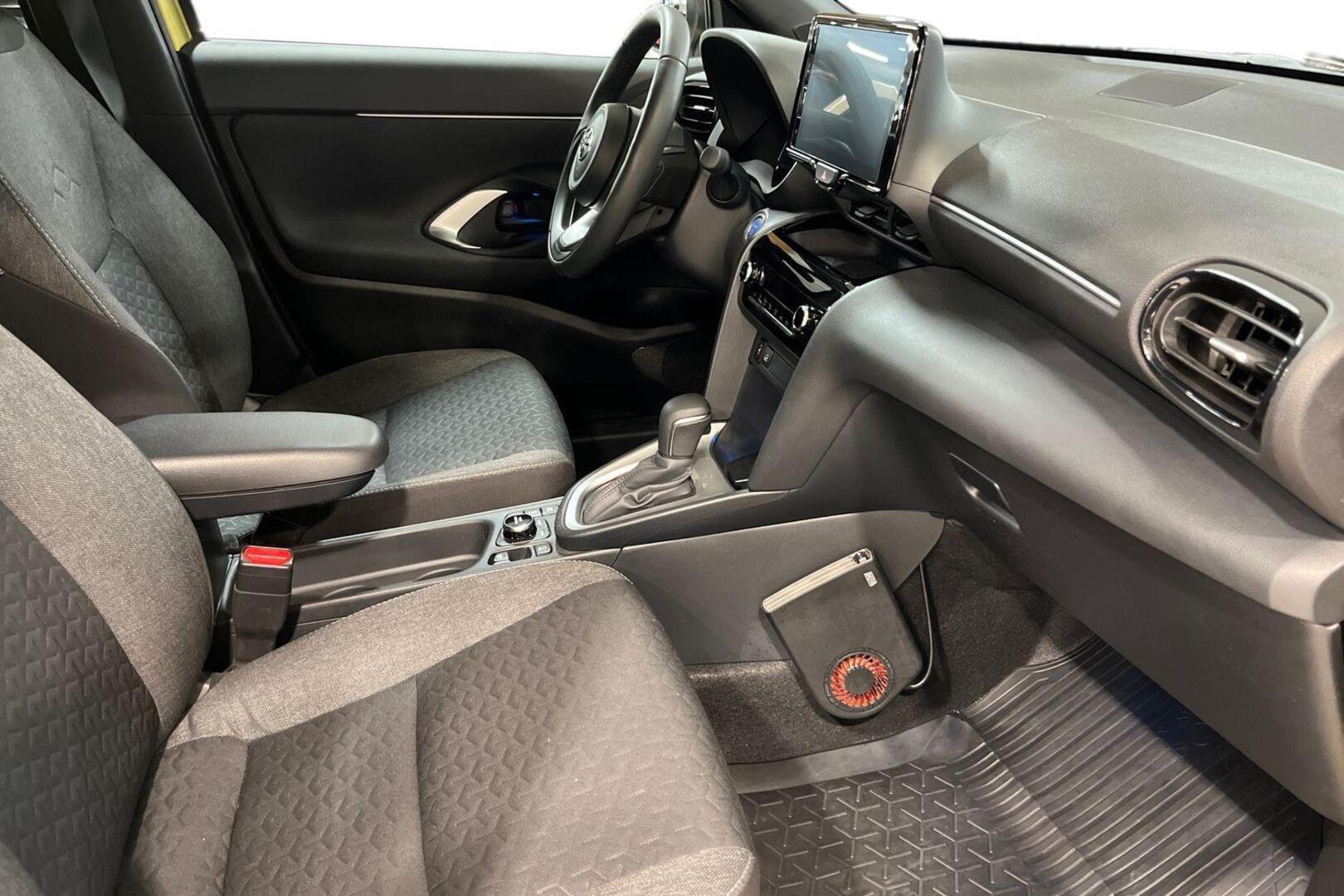 TOYOTA Yaris Cross 17