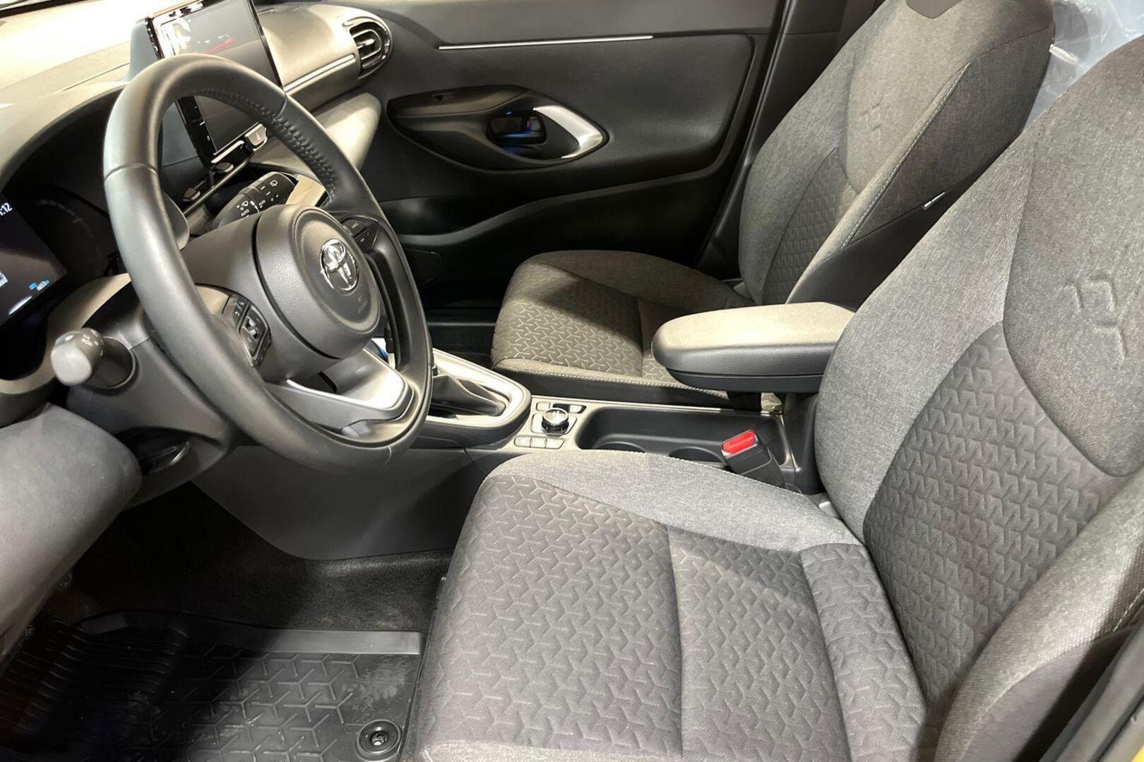 TOYOTA Yaris Cross 8