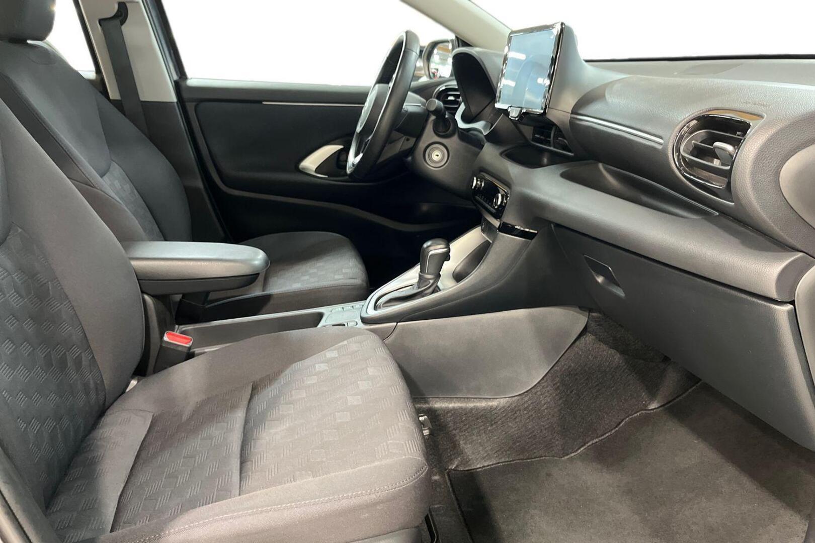 TOYOTA Yaris 17