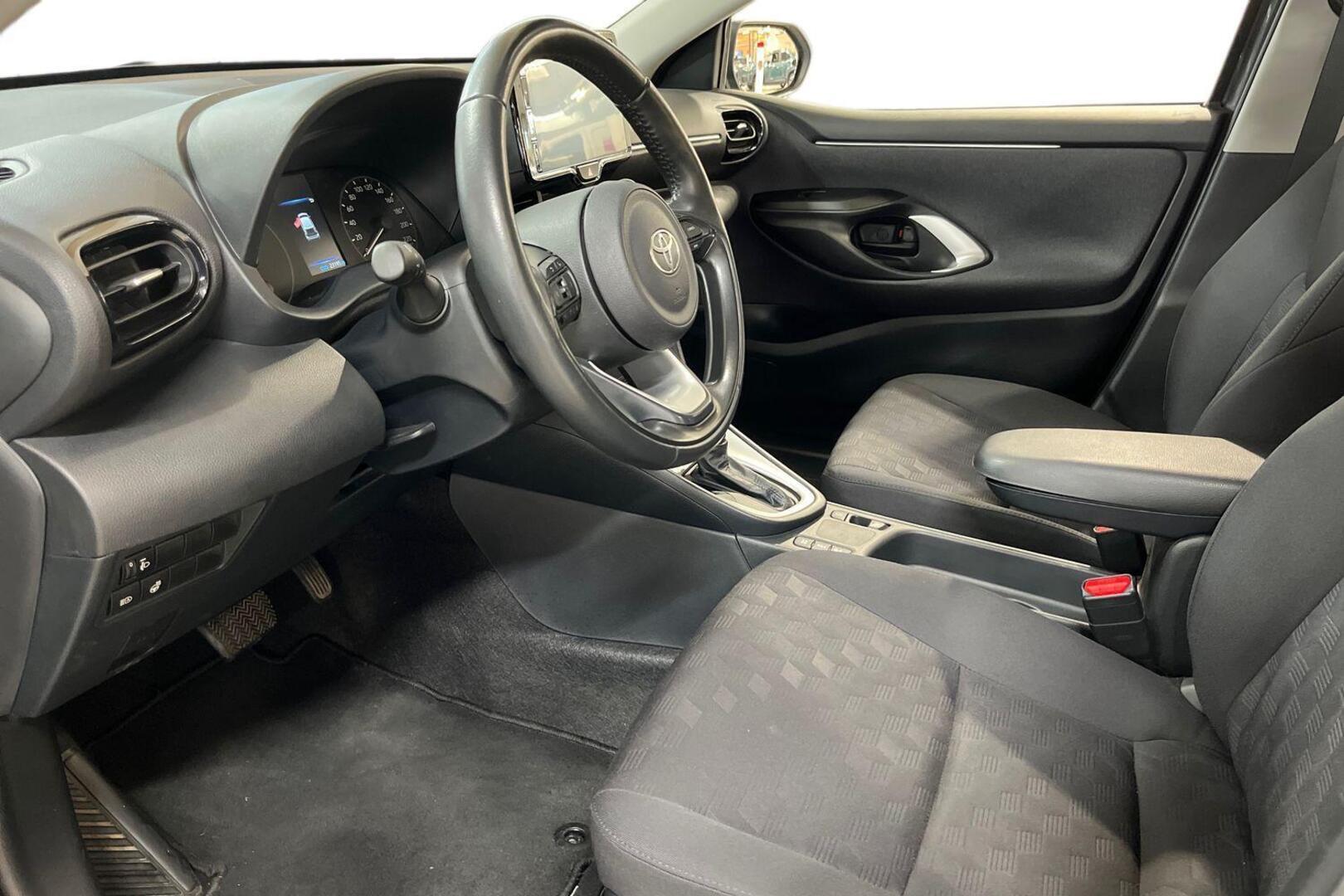 TOYOTA Yaris 8