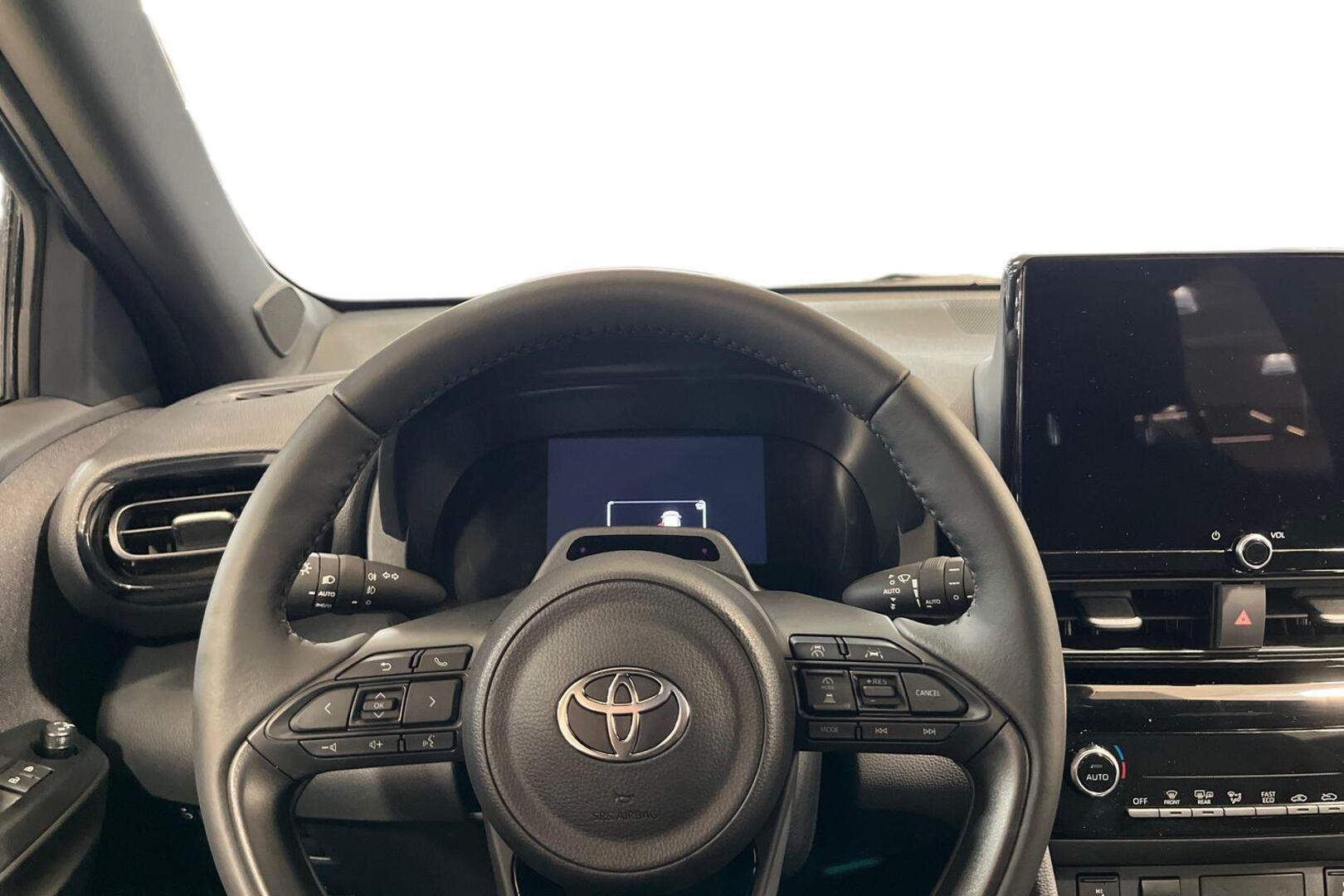 TOYOTA Yaris Cross 12
