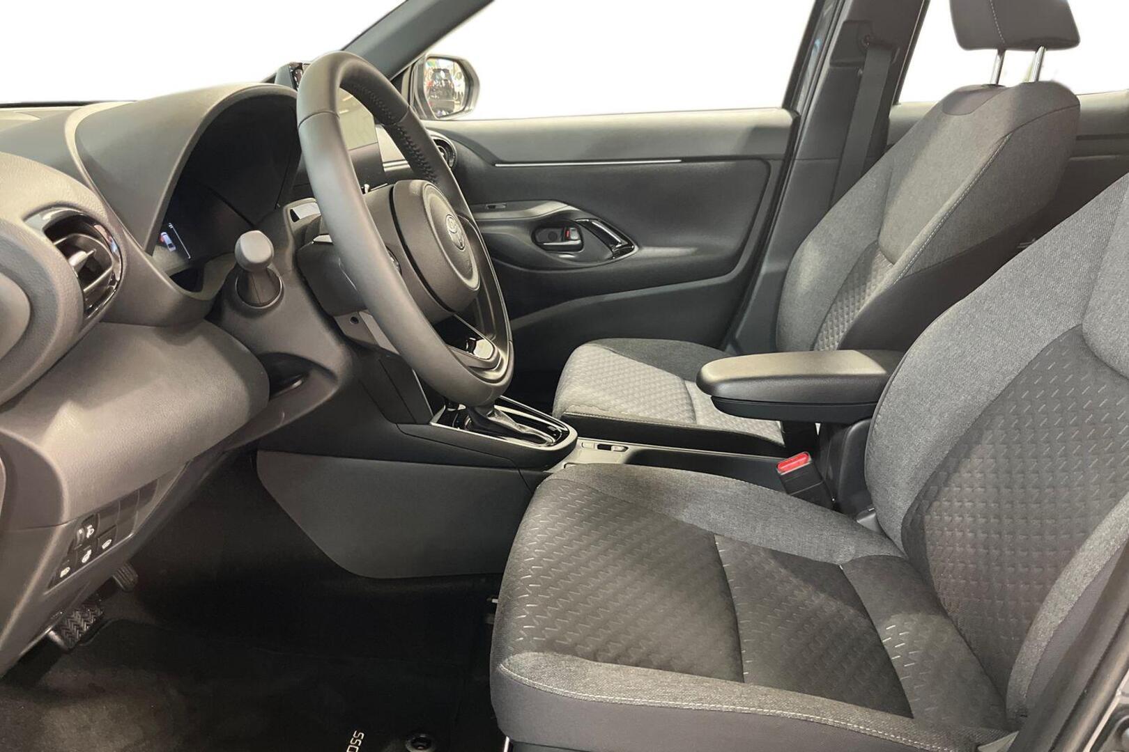 TOYOTA Yaris Cross 8