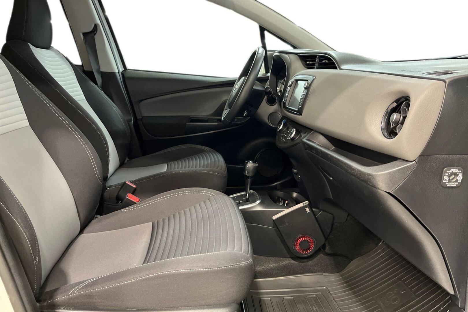 TOYOTA Yaris 17
