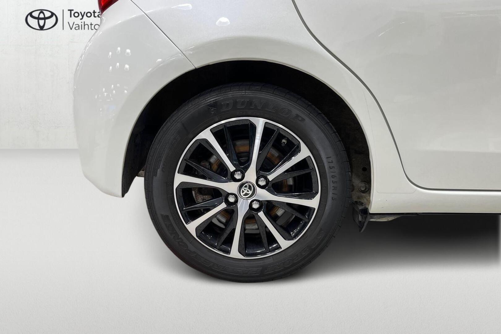 TOYOTA Yaris 18