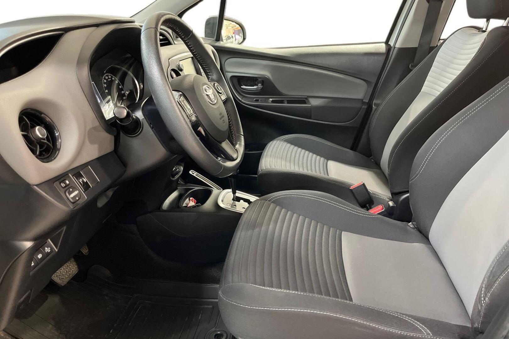 TOYOTA Yaris 8