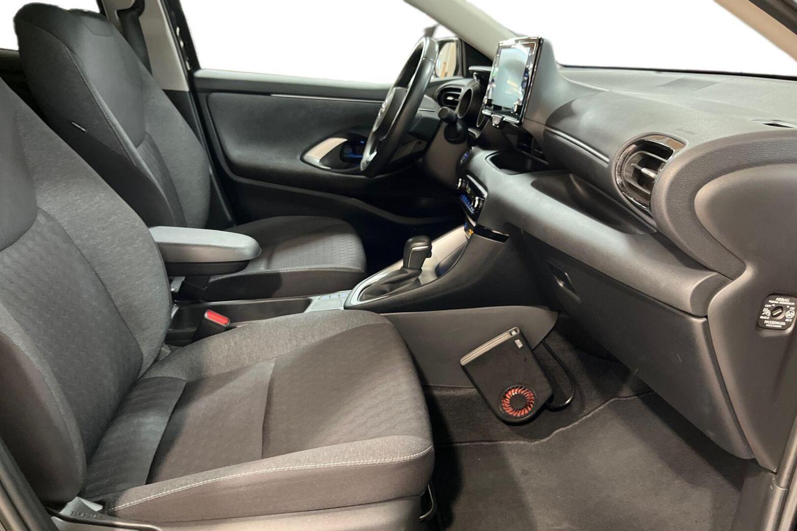 TOYOTA Yaris 17