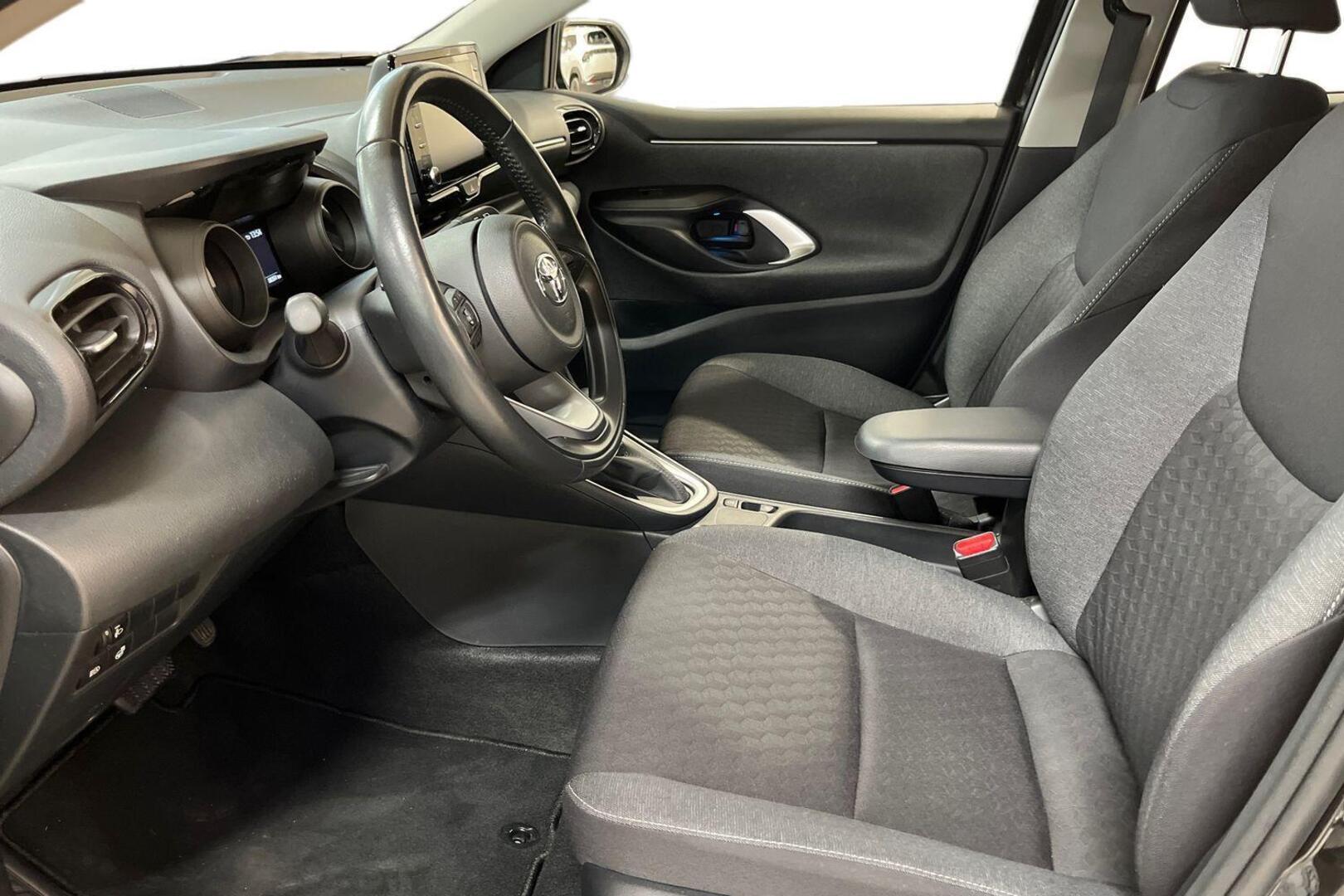 TOYOTA Yaris 8