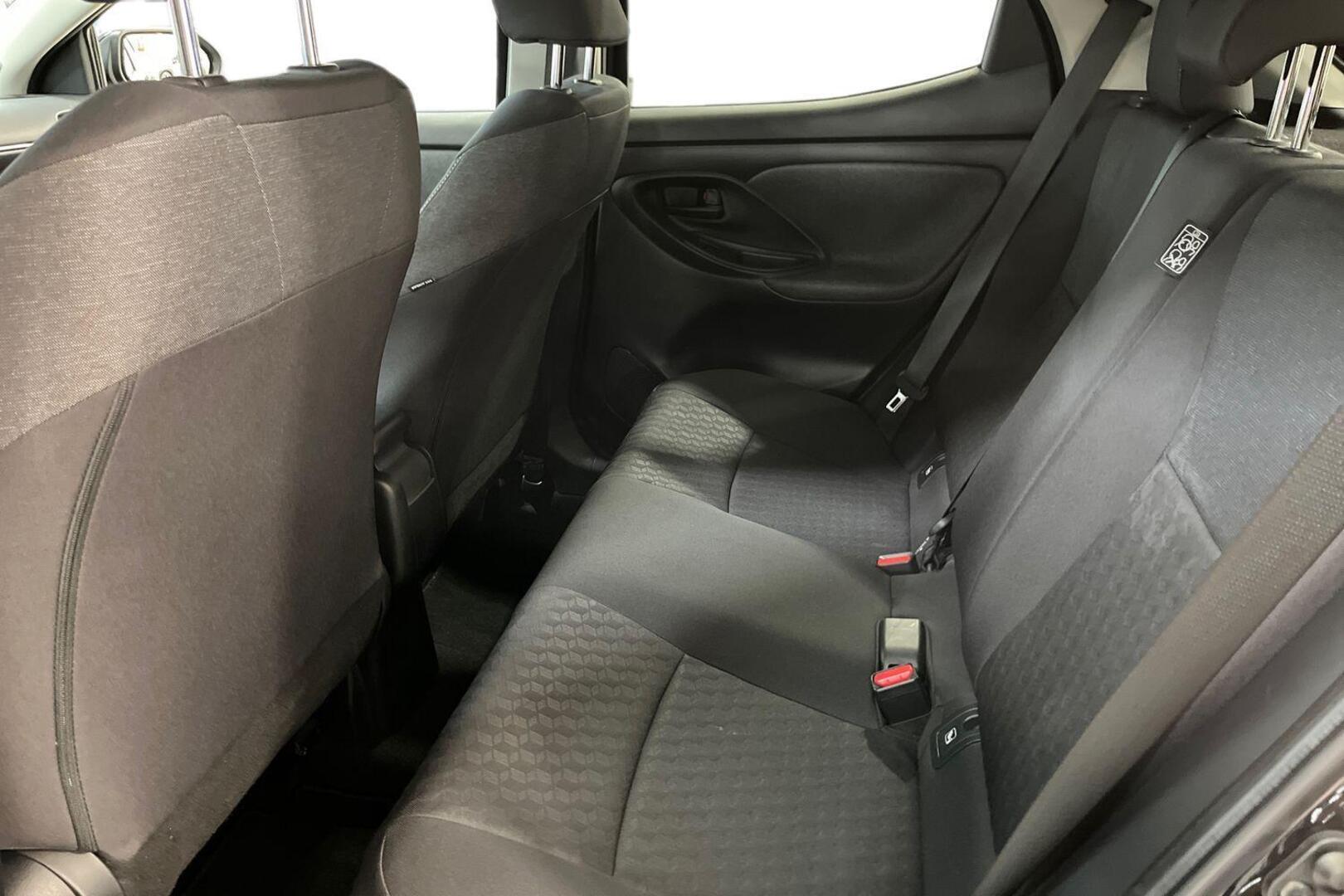 TOYOTA Yaris 9